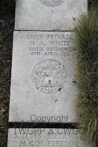 Boulogne Eastern Cemetery - White, H A