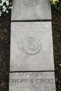Boulogne Eastern Cemetery - White, William Gordon