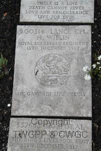 Boulogne Eastern Cemetery - Wiblin, H