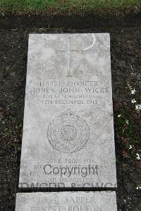 Boulogne Eastern Cemetery - Wicks, Sidney John