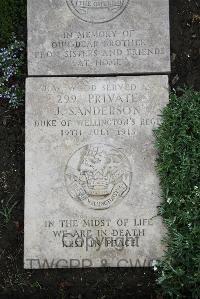 Boulogne Eastern Cemetery - Wood, J W