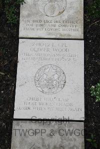 Boulogne Eastern Cemetery - Wood, Oliver