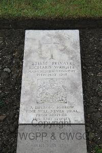 Boulogne Eastern Cemetery - Wright, Richard