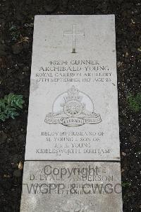 Boulogne Eastern Cemetery - Young, Archibald