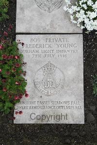 Boulogne Eastern Cemetery - Young, Frederick