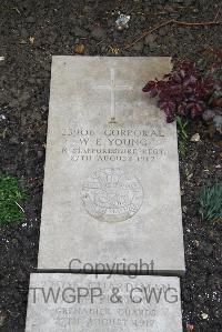 Boulogne Eastern Cemetery - Young, W E