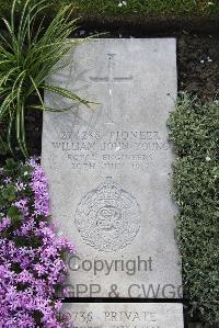 Boulogne Eastern Cemetery - Young, William John