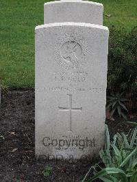 Berlin 1939-1945 War Cemetery - Gold, L R