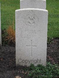 Berlin 1939-1945 War Cemetery - Hall, Robert