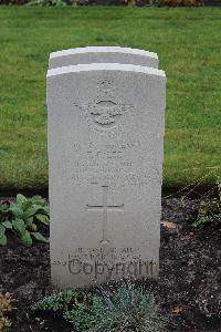 Berlin 1939-1945 War Cemetery - Lee, Thomas Robson