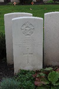 Berlin 1939-1945 War Cemetery - Medynski, Lorne