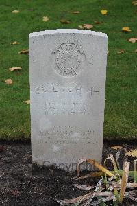 Berlin 1939-1945 War Cemetery - Rajendar Singh, 