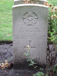 Berlin 1939-1945 War Cemetery - Robinson, Graeme Alastair