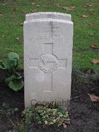 Berlin 1939-1945 War Cemetery - Waaka, T