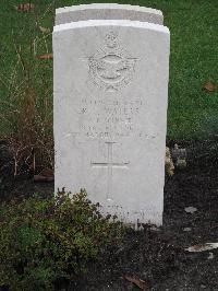 Berlin 1939-1945 War Cemetery - Waters, Robert Charles