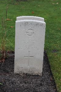 Berlin 1939-1945 War Cemetery - Wood, Kenneth