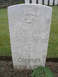 Cabaret-Rouge British Cemetery Souchez - Bennett, Harry James