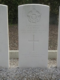 Forest-Sur-Marque Communal Cemetery - Tyne, Albert Edward