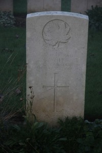 Aubigny Communal Cemetery Extension - White, George
