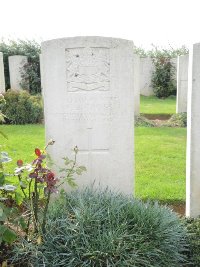Quesnoy Farm Military Cemetery - Cross, W B