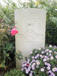 Quesnoy Farm Military Cemetery - Durston, C E