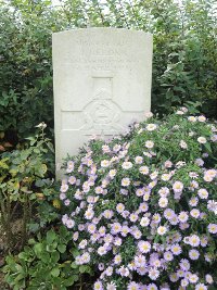 Quesnoy Farm Military Cemetery - Gelder, J