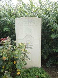 Quesnoy Farm Military Cemetery - Holden, A