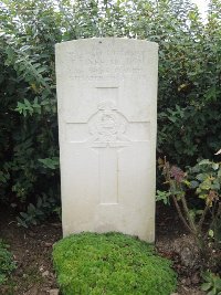 Quesnoy Farm Military Cemetery - Lines, Thomas
