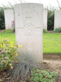 Quesnoy Farm Military Cemetery - MacEr, Walter George