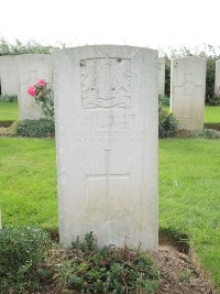 Quesnoy Farm Military Cemetery - Mercer, E