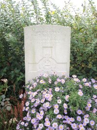 Quesnoy Farm Military Cemetery - Mills, P