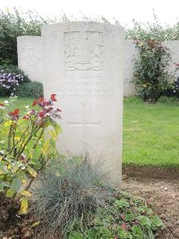 Quesnoy Farm Military Cemetery - Moran, T