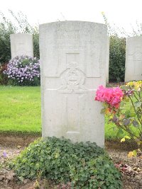 Quesnoy Farm Military Cemetery - Naisbitt, T