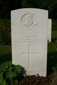 Mons (Bergen) Communal Cemetery - Brooks, R J