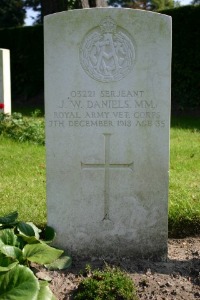 Mons (Bergen) Communal Cemetery - Daniels, J W