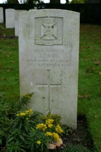 Mons (Bergen) Communal Cemetery - Davis, J