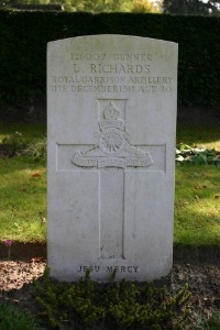 Mons (Bergen) Communal Cemetery - Richards, L