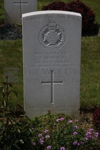 CHAUNY COMMUNAL CEMETERY BRITISH EXTENSION - DAVIES, EVAN