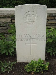BROWN'S ROAD MILITARY CEMETERY, FESTUBERT - PITT, JAMES MAXWELL