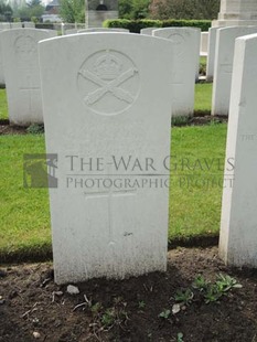 BROWN'S ROAD MILITARY CEMETERY, FESTUBERT - RENTON, G E