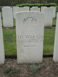 BROWN'S ROAD MILITARY CEMETERY, FESTUBERT - ROBERTSON, P