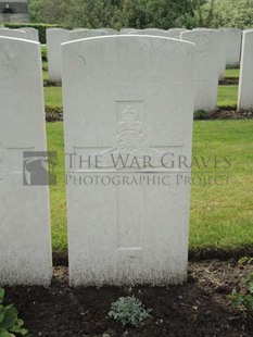 BROWN'S ROAD MILITARY CEMETERY, FESTUBERT - RUSSELL, F C