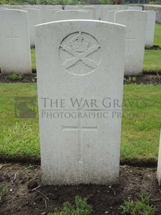 BROWN'S ROAD MILITARY CEMETERY, FESTUBERT - SAVILLE, F J