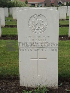 BROWN'S ROAD MILITARY CEMETERY, FESTUBERT - SMITH, E R
