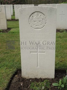BROWN'S ROAD MILITARY CEMETERY, FESTUBERT - STEEL, F