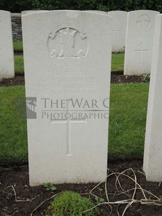 BROWN'S ROAD MILITARY CEMETERY, FESTUBERT - STRACHAN, W