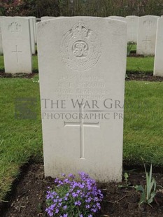 BROWN'S ROAD MILITARY CEMETERY, FESTUBERT - STROUD, H T