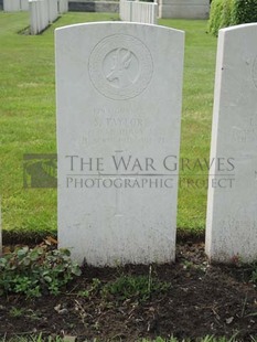 BROWN'S ROAD MILITARY CEMETERY, FESTUBERT - TAYLOR, SYDNEY