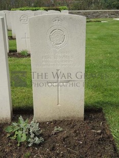 BROWN'S ROAD MILITARY CEMETERY, FESTUBERT - THOMAS, HOWARD CLIVE