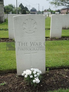BROWN'S ROAD MILITARY CEMETERY, FESTUBERT - TUCKER, J